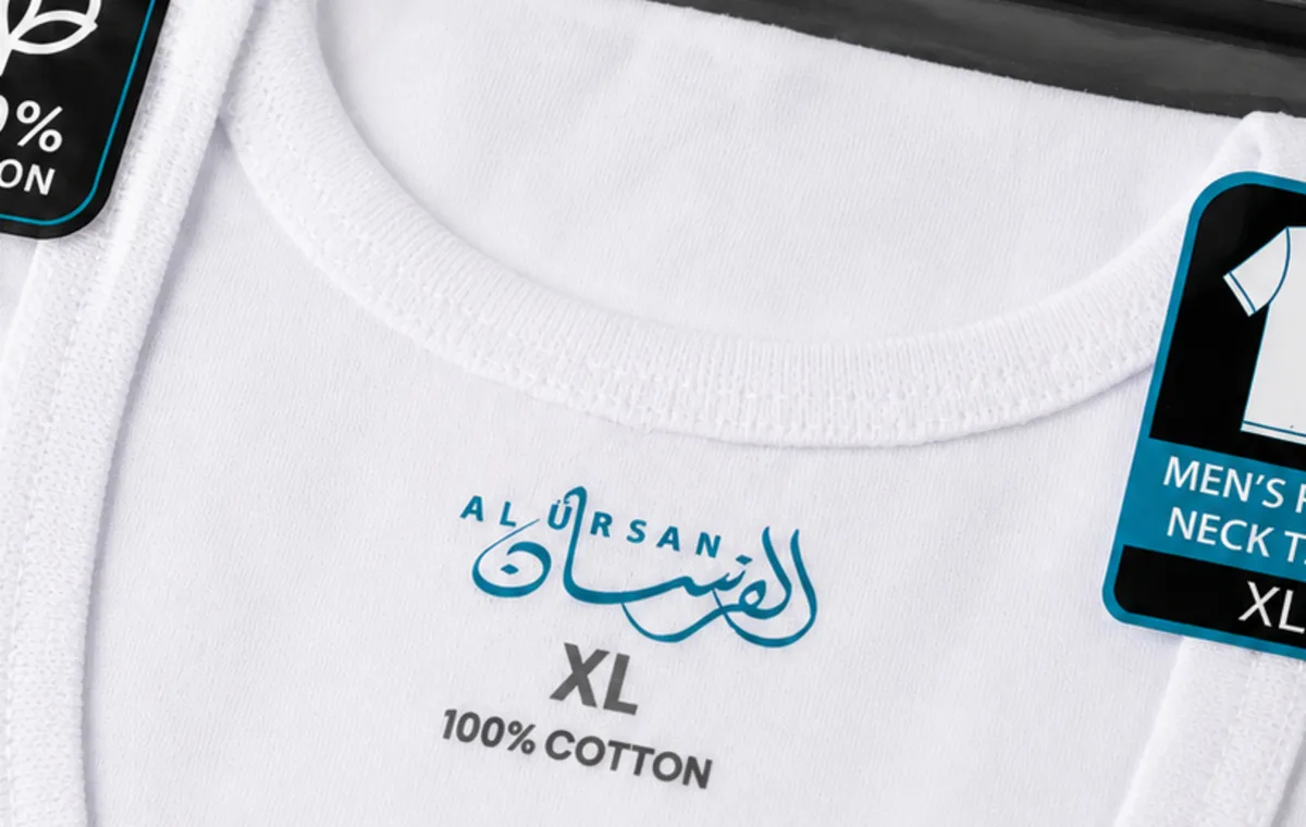 رقبة فنيلة الفرسان والطباعة الداخلية